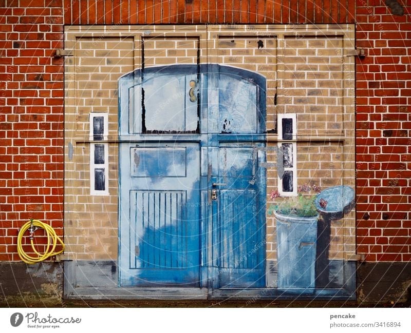 kunst am bau | illusion und wirklichkeit Tor alt Bemalung Backsteinmauer Sinnestäuschung Wirklichkeit Gemälde Illusion Garagentor blau Eingang Mülltonne