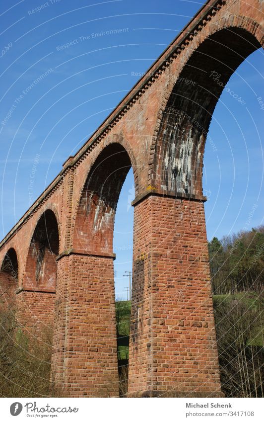 Himbächel-Viadukt ist ein eingleisiges Viadukt(Bogenbrücke)der Odenwaldbahn in Deutschland Architektur Brücke Landschaft Bauwerk Natur Eisenbahn Verkehr