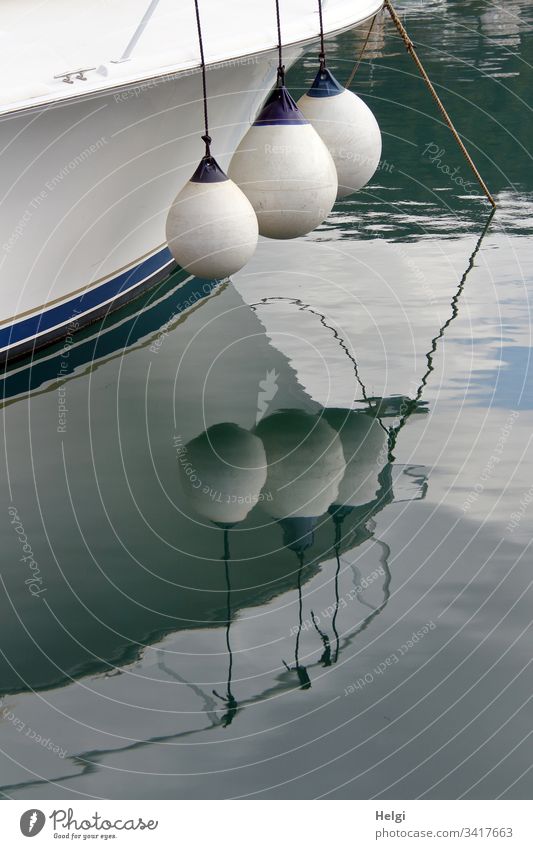 Detailaufnahme eines Schiffes mit Abstandhaltern und Spiegelung im Wasser Schifffahrt Außenaufnahme Hafen maritim Wasserfahrzeug Menschenleer Segelschiff