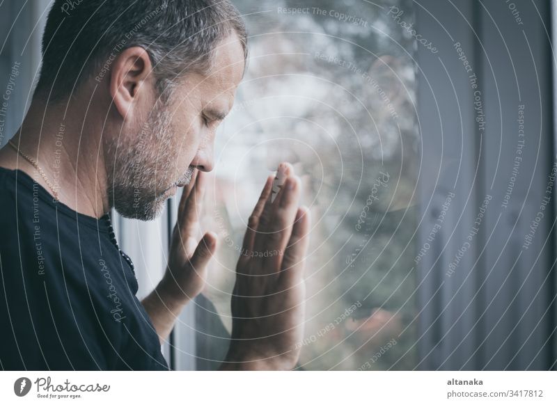Porträt eines traurigen Mannes Traurigkeit Verlust Problematik deprimiert ernst Angst Trauer Frustration unglücklich Person Erwachsener Verzweiflung Scham