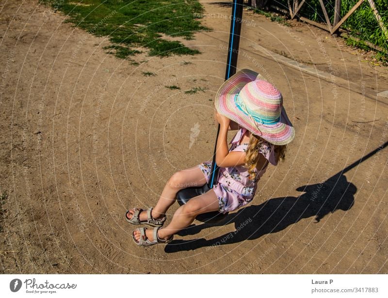 Zwei Hübsche Kleine Mädchen Im Sommer In Einem Park Mit Luftballons In Der Hand Glückliches 
