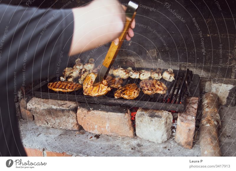Nahaufnahme eines Mannes, der ein Barbecue vorbereitet Hintergrund gegrillt Grillen grillen Rindfleisch schwarz Brandwunde Camping Holzkohle Kohle Kohlen Koch