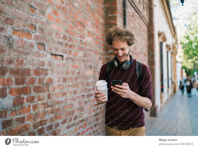 Junger Mann benutzt sein Mobiltelefon. Mobile Telefon Person Erwachsener männlich jung Menschen außerhalb gutaussehend Glück Zelle attraktiv