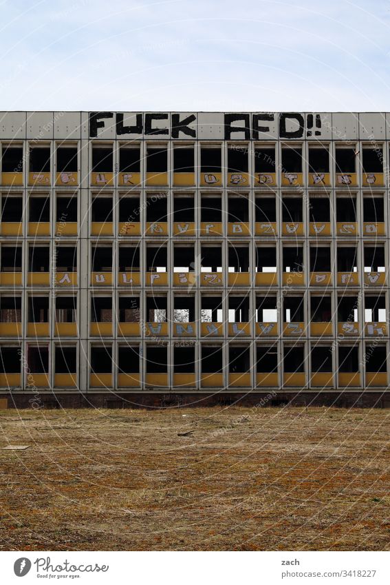 Ruine eines Hochhauses in berlin mit Schriftzug Fuck AFD, Graffitti Berlin AfD Politik & Staat Deutscher Bundestag Deutschland Menschenleer Hauptstadt extrem