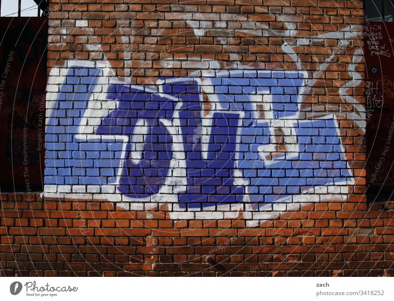 Graffitti an einer Hauswand, Liebe - Love - Schriftzug an einer Wand Berlin Deutschland Menschenleer Hauptstadt Gebäude Ruine kaputt Graffiti Außenaufnahme