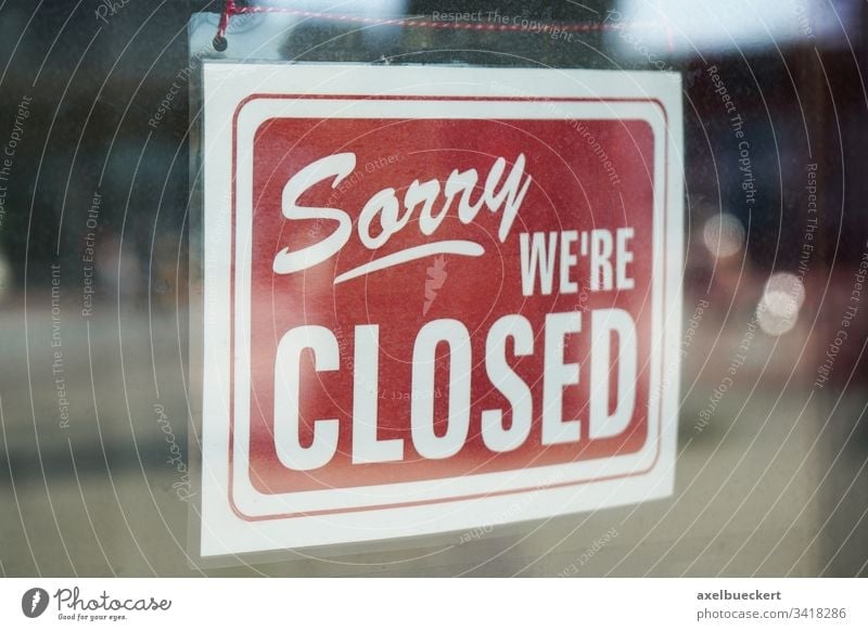 Sorry we´re closed - Geschlossen Schild hinter der schmutzigen Glastür Coronavirus Business Wirtschaft Bankrott Fenster Laden Tür Information Eingang schließen
