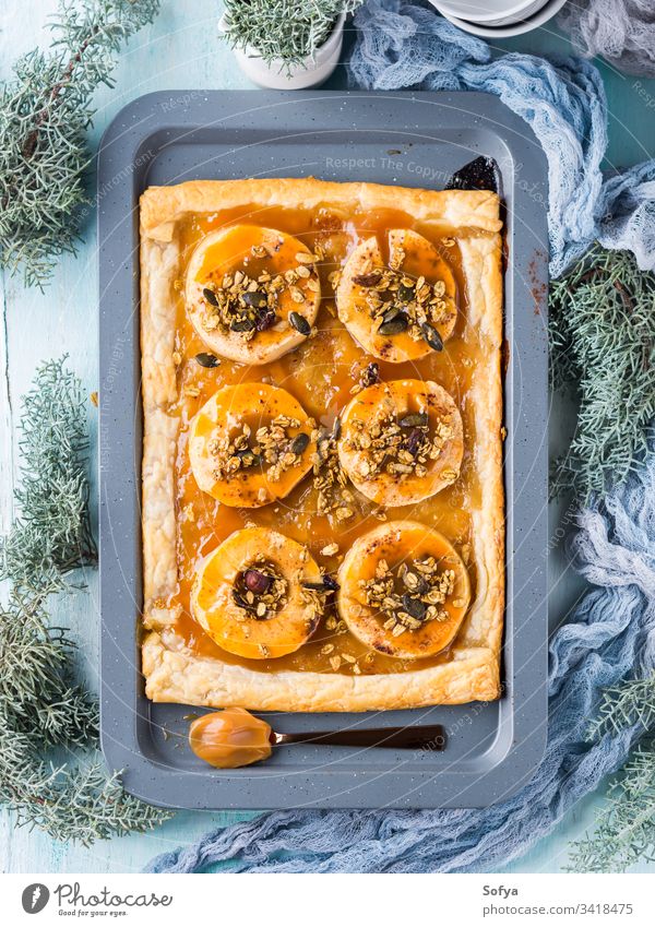Apfelkuchen auf Backblech mit Karamell und Nüssen backen Kuchen Pasteten Bäckerei Produkt Lebensmittel süß Dessert gesalzen Frucht Tablett Winter Weihnachten