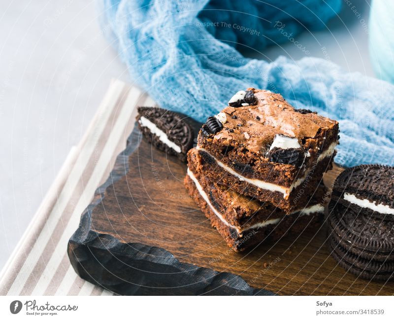 Frischkäse-Brownies mit Keksen Quadrat Bar Käse Kuchen Sahne Ebene Schokolade traditionell Amerikaner Dessert Leckerbissen festlich lecker backen Koch heimwärts