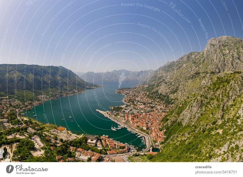 Bucht von Kotor mit Blick auf den Hafen und die historische Altstadt Drohnenansicht Kreuzfahrt Montenegro Balkan Reisefotografie Urlaub Felsen Berge u. Gebirge