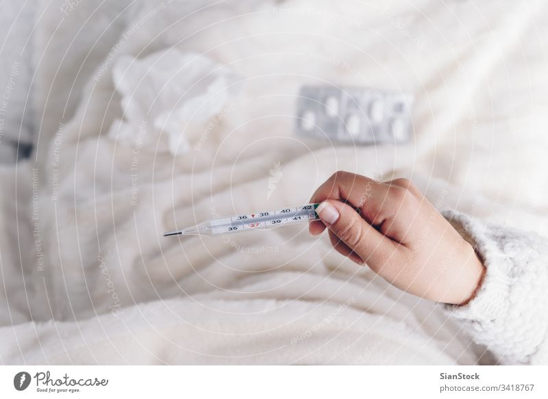 Nahaufnahme eines traditionellen Thermometers zur Messung der Körpertemperatur in der Hand Grippe Hände Temperatur krank Virus Medizin Gewebe Fieber Beteiligung