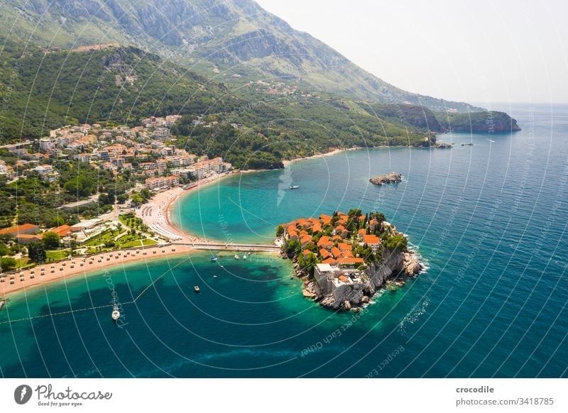 Kleine private Halbinsel an der Küste Montenegros Sveti Stefan Meer Urlaubsstimmung reisen Sightseeing Badeort Strand Felsen Segelboot Berge u. Gebirge Hotel