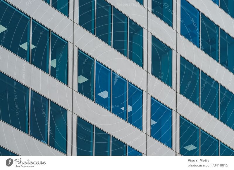 Symmetrische blaue Fenster eines Bürogebäudes aus Aluminium und Glas Gebäude Fassade Architektur architektonisch urban Farbe Struktur geometrisch Formen