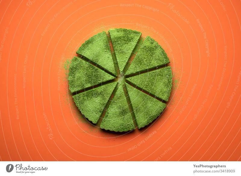 Matcha-Käsekuchen-Schnitttorte. Grüner Kuchen schneidet gleichmäßig gebacken Käsekuchen-Torte farbenfroh Konditorei cremig lecker Dessert flache Verlegung