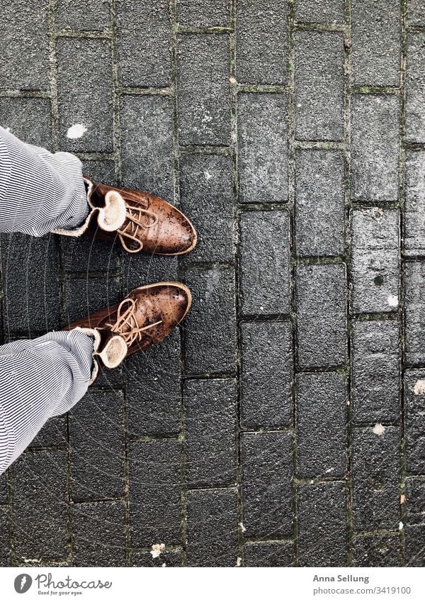 Unterwegs im Regen — Teil der Beine und Schuhe unterwegs Wege & Pfade gehen Straße Spaziergang Asphalt Schatten Außenaufnahme Farbfoto Mensch Fußgänger Kontrast