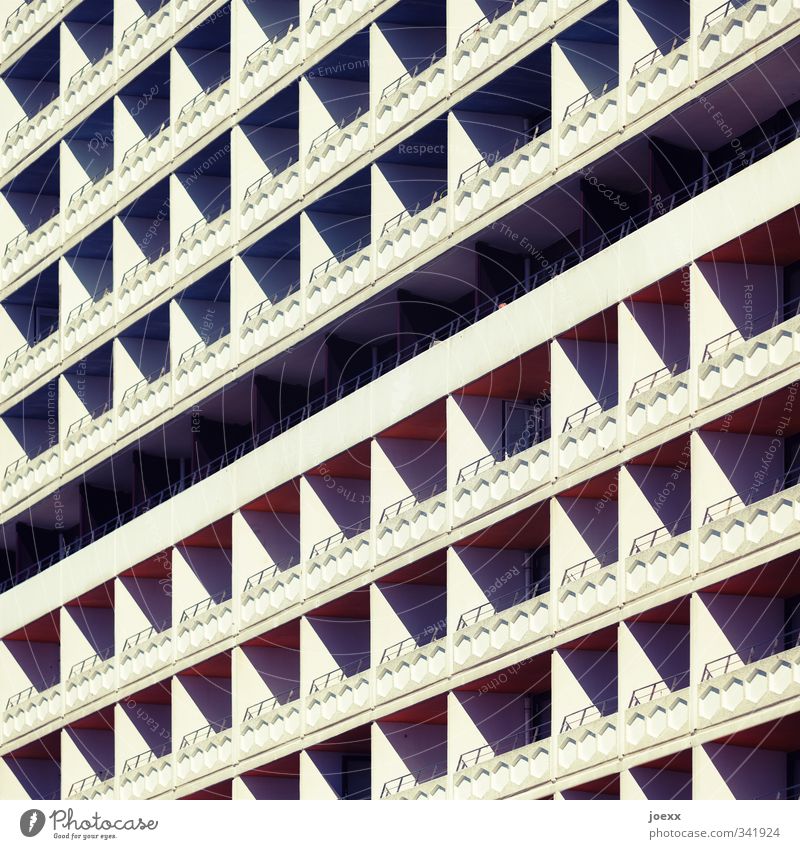 Erste Reihe Hochhaus Architektur Mauer Wand Balkon Beton alt hässlich hoch kalt retro Spitze schwarz weiß Symmetrie Stadt trist Plattenbau Siebziger Jahre
