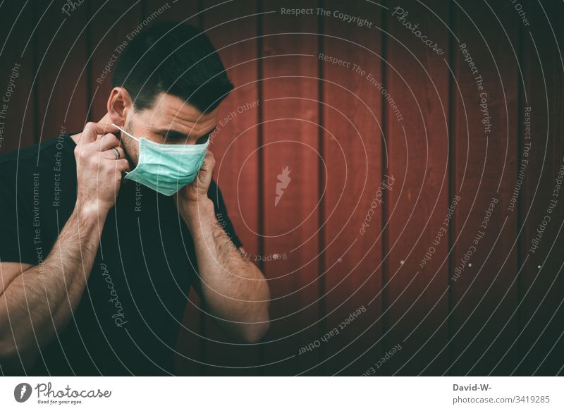 Coronavirus Mann mit Atemschutzmaske epedemie worst case Mundschutz Quarantäne karantäne Vorsichtsmaßnahme Angst hinweisen Verbot Virus infektiös Infektion