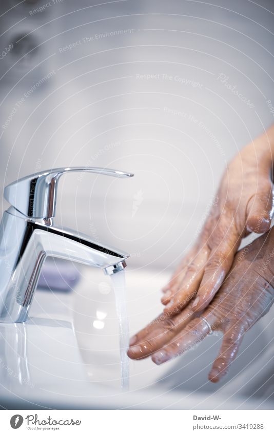 Coronavirus Hände waschen mit Seife Waschbecken Desinfektion Sicherheit Schutz karantäne Vorsichtsmaßnahme Angst hinweisen Verbot Virus infektiös Quarantäne