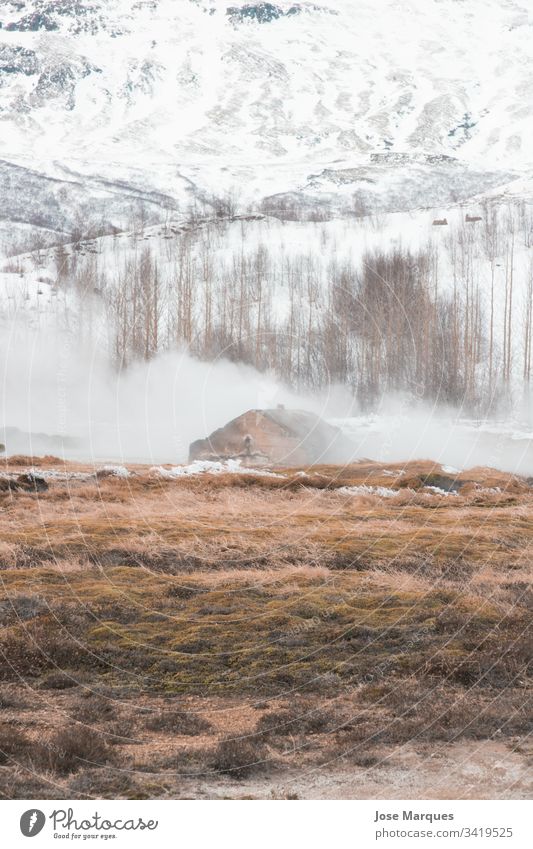Landschaft eines schneebedeckten Berges mit Nebel und Geysir Berge u. Gebirge Winter Schnee Haus heimwärts Island kalt Hintergrund reisen Tourismus traditionell