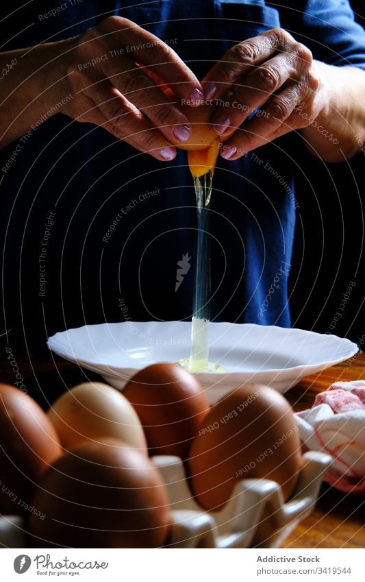 Nutzpflanzenfrau bricht Ei in Schale Frau Pause Schalen & Schüsseln Koch Gebäck Küche heimwärts frisch Hähnchen zerbrechlich Eierschale Bestandteil Lebensmittel