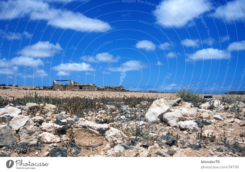 Ruine am Horizont Geröll Ödland Einsamkeit Dürre Fuerteventura Kanaren Weitwinkel Europa Stein Himmel blau Wüste
