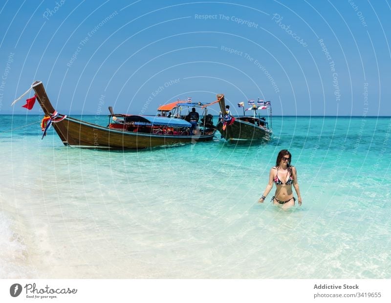 Junge Frau im Bikini am Sandstrand Strand MEER sich[Akk] entspannen tropisch Sommer Feiertag reisen Paradies Natur jung Meer Wasser Sonne Badeanzug genießen