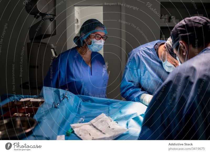 Medizinisches Personal während der Operation in einer modernen Klinik Chirurg Chirurgie Krankenhaus Sanitäter Arzt Behandlung chirurgisch Krankenpfleger Arbeit