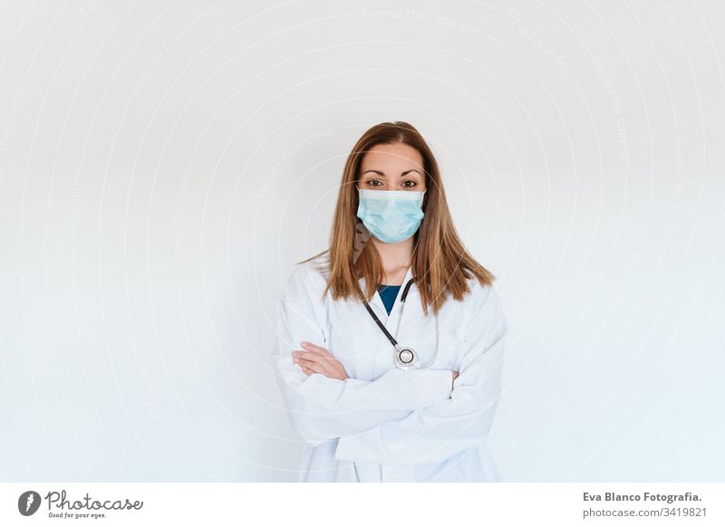 Porträt einer Ärztin, die im Haus eine Schutzmaske und Handschuhe trägt. Konzept des Coronavirus Frau Arzt professionell Corona-Virus Krankenhaus arbeiten