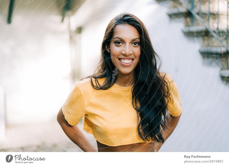 lateinamerikanisches Mädchen lächelt vor weißem Hintergrund 20s Erwachsener attraktiv schön Schönheit Brasilien brünett sorgenfrei lässig heiter Selbstvertrauen