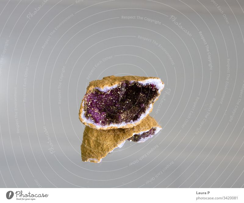 Ein natürliches violettes Mineral Glanz magisch Mineralogie Kristalle rau magenta Farbe strukturell Natur Geburtsstein farbenfroh fossil Dekoration & Verzierung
