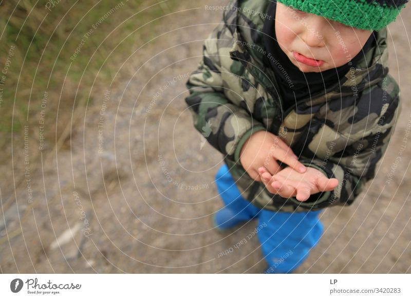Kind mit Kratzer auf der Handfläche Weinen zerbeult blaue Flecken Schmerz Kinderspiel Kindheit Spiel Spielen Kindheitserinnerung Kindergarten Freizeit & Hobby