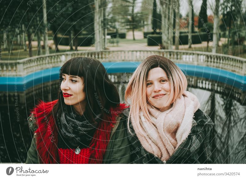 Zwei junge und ungezwungene Frauen verbringen Zeit miteinander Freunde trendy lässig Jugend Freundschaft zwei Zusammensein urban im Freien lustig genießen