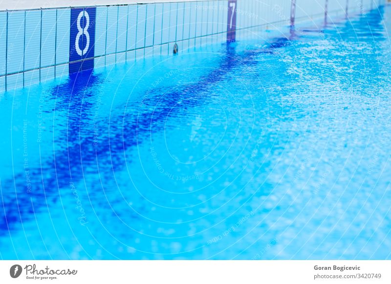 Schwimmbad türkis Wasser Pool Schwimmsport Reflexion & Spiegelung nass hell blau cool Spa abstrakt Oberfläche liquide Sauberkeit frisch niemand tief Freizeit