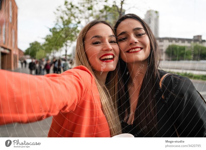 Zwei Junge Freunde Die Sich Im Freien Vergnügen Ein Lizenzfreies Stock Foto Von Photocase 