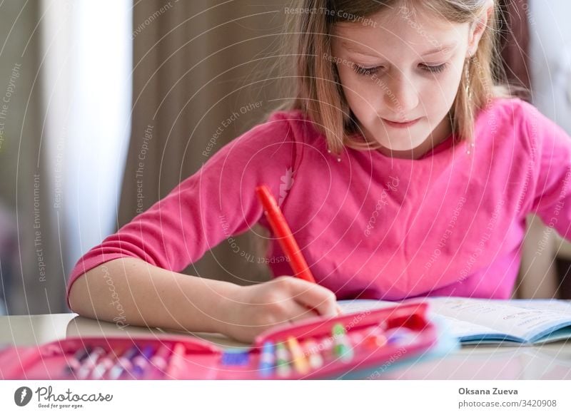 Konzept des Hausunterrichts, Quarantäne. Mädchen macht Hausaufgaben. schulisch Hintergrund Buch Kaukasier Kind Kindheit Klasse Computer Coronavirus Kurs