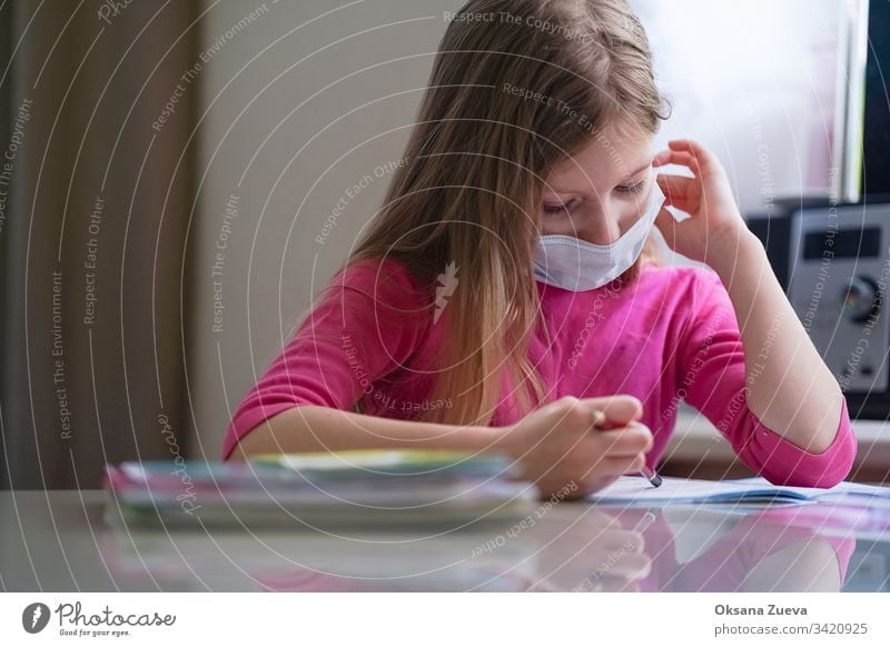 Coronavirus-Heimatschulkonzept, Quarantäne. Mädchen macht Hausaufgaben. schulisch Hintergrund Buch Kaukasier Kind Kindheit Klasse Computer Kurs niedlich