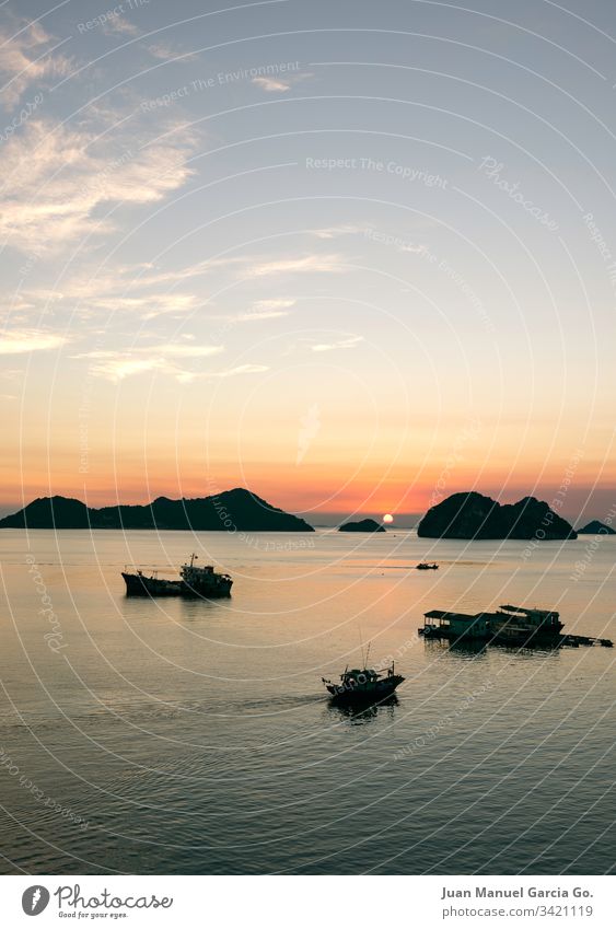 Sonnenuntergang von der Insel Schönheit ba Hintergrund Strand schön Boot Katze Küste Farbe Fischen halong idyllisch Landschaft Licht Natur orange