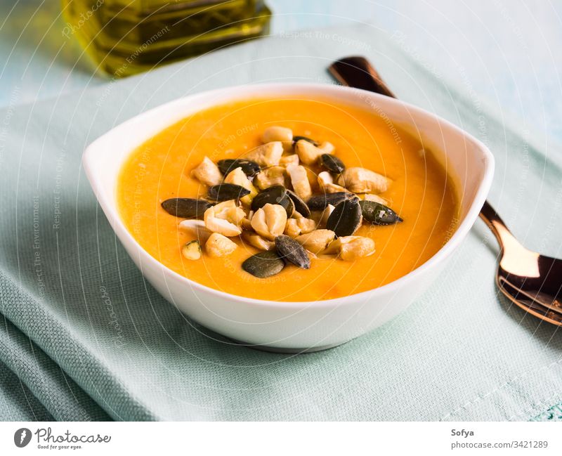 Bohnenkürbis-Cremesuppe mit Kernen und Nüssen Kürbis Squash Suppe Gemüse Herbst Schalen & Schüsseln cannellini Püree Cashewnuss Kichererbsen Sahne cremig Küche