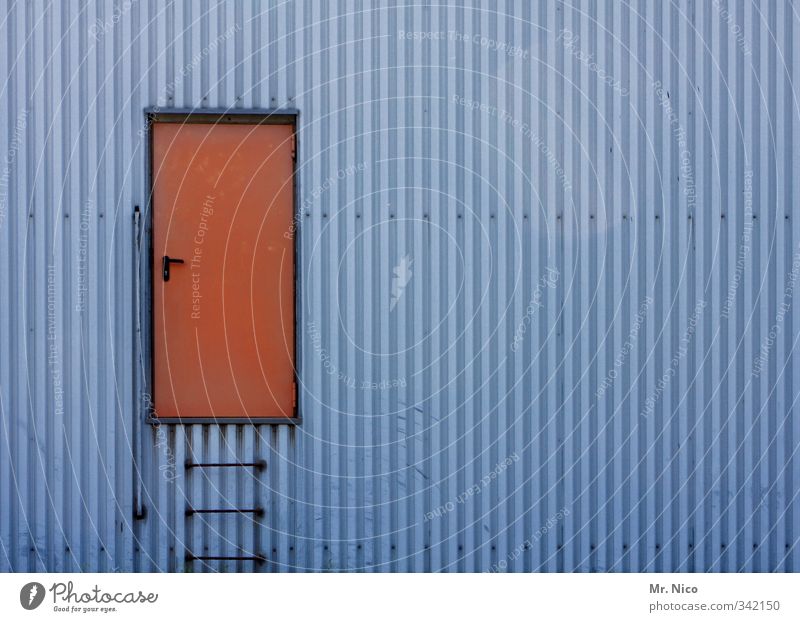 the doors I Industrieanlage Fabrik Bauwerk Gebäude Architektur Mauer Wand Fassade Tür blau rot außergewöhnlich Leiter Eingang einfach Eingangstür geschlossen