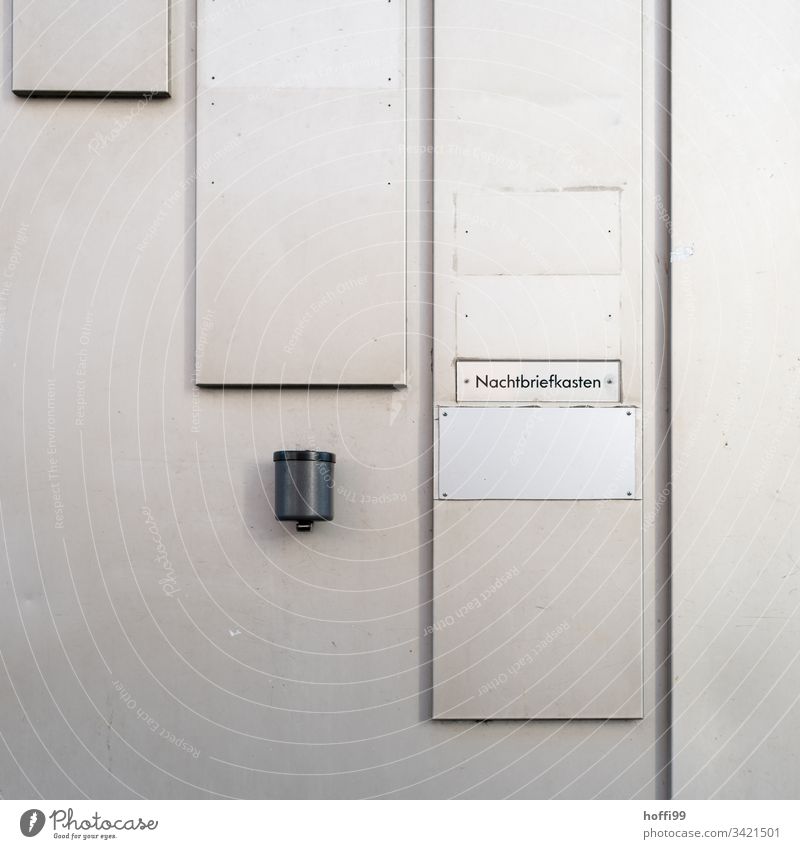 Nachtbriefkasten und Aschenbecher an einer Metallwand Industriebetrieb Wand Stahl Linie Architektur Fassade Strukturen & Formen minimalistischer Hintergrund