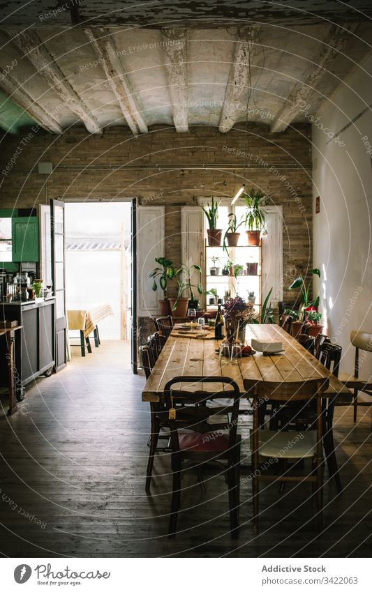 Einrichtung eines gemütlichen rustikalen Cafés mit Holzmöbeln Bar Innenbereich hölzern retro Tisch Stuhl Design Dekor Stil Restaurant Dekoration & Verzierung