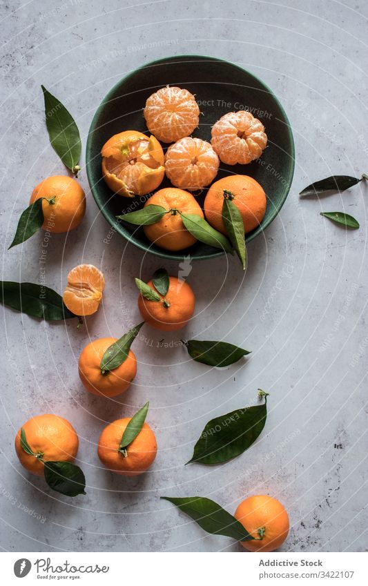 Frische Mandarinenfrüchte auf dem Tisch Frucht Zitrusfrüchte frisch orange natürlich sich[Akk] schälen Blatt Schalen & Schüsseln Lebensmittel geschmackvoll