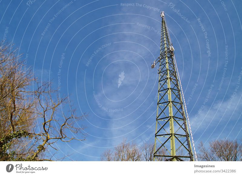 Rundfunk Antenne im Wald, Radio Telekommunikation Mast TV-Antennen