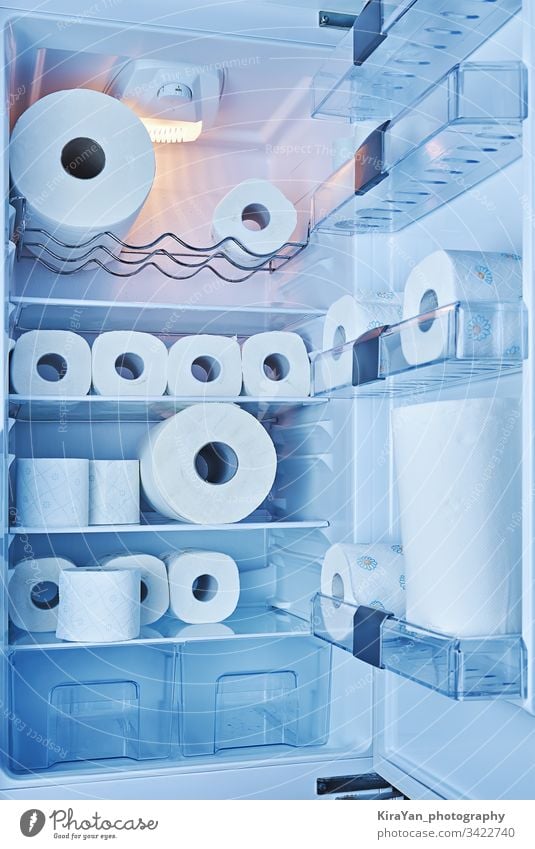 Vollständig gefüllter Toilettenpapier-Kühlschrank. Panik beim Kauf von Toilettenpapier in allen Ländern während der Verbreitung von COVID-19 Coronavirus