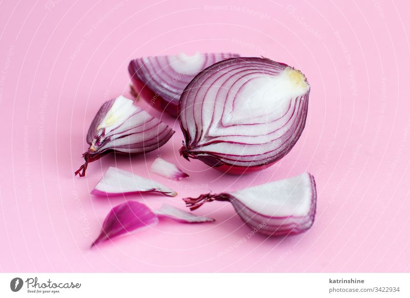 Violette Zwiebel auf hellrosaem Hintergrund purpur rot aufgeschnitten Hälfte Lebensmittel Gesundheit Monochrom roh organisch Gemüse Bestandteil Vegetarier reif