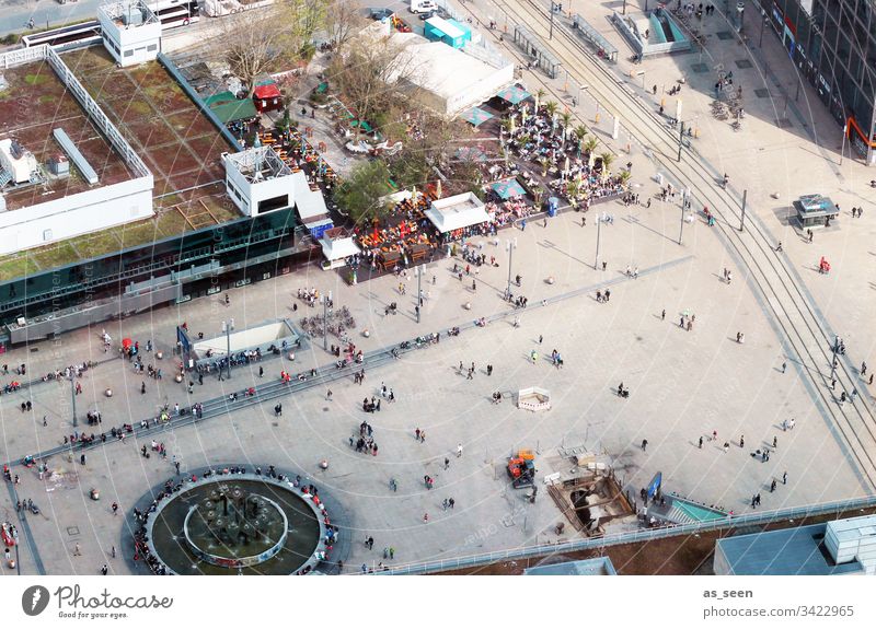Aussicht auf Alexanderplatz von oben mit Menschen Berlin Architektur Berliner Fernsehturm Hauptstadt Masse Menschengruppe Verteilung Strom Kontakt Beziehung