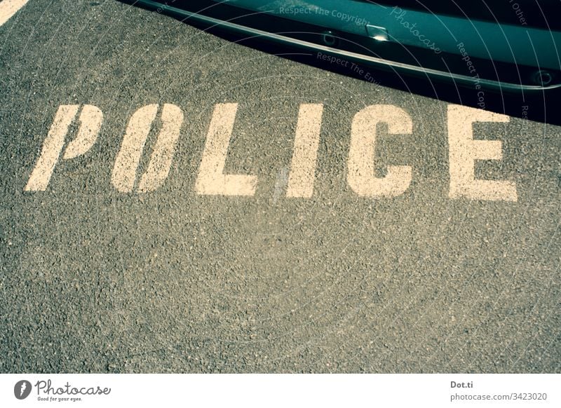 Polizei Parkplatz Asphalt Schriftzeichen Auto Boden Straße Beschriftung reserviert Police police car parking Street parken Schilder & Markierungen Menschenleer