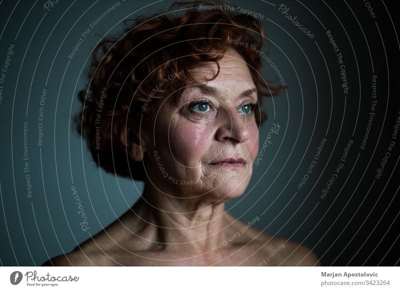 Reife Frau am Fenster, die über das Leben nachdenkt Erwachsener Lebensalter gealtert Alterung allein schön Schönheit Pflege Kaukasier Nahaufnahme betrachtend