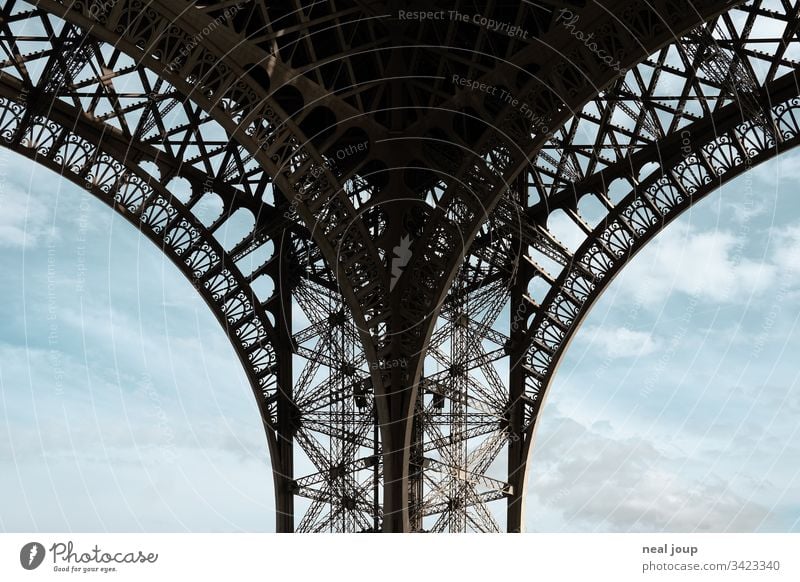 Symmetrische Ansicht Pfeiler Eiffelturm Paris Detail Struktur spitzenhöschen Himmel Tourismus Urlaub Städtetrip Farbfoto frankreich Wahrzeichen Reise filligran