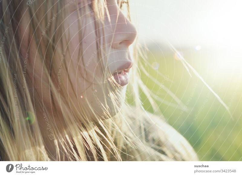 mädchenportrait im gegenlicht Kind Mädchen Haare Gesicht Profil Nase Mund Gegenlicht Sonnenlicht strähnige Haare Moment draußen hell strahlen Kindheit
