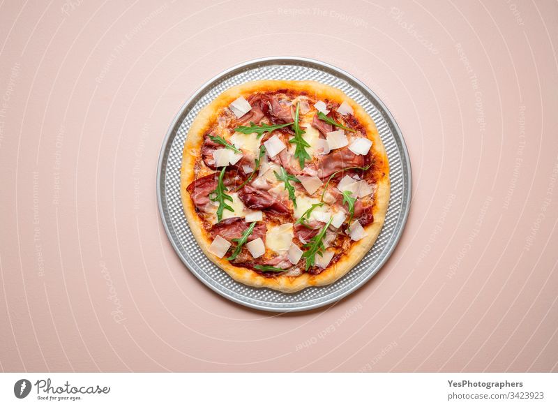 Pizzaschinken auf einem Backblech. Pizza mit ganzem Schinken und Rucola Italienisch obere Ansicht Kohlenhydrate Käse und Schinken Küche Abendessen Europäer